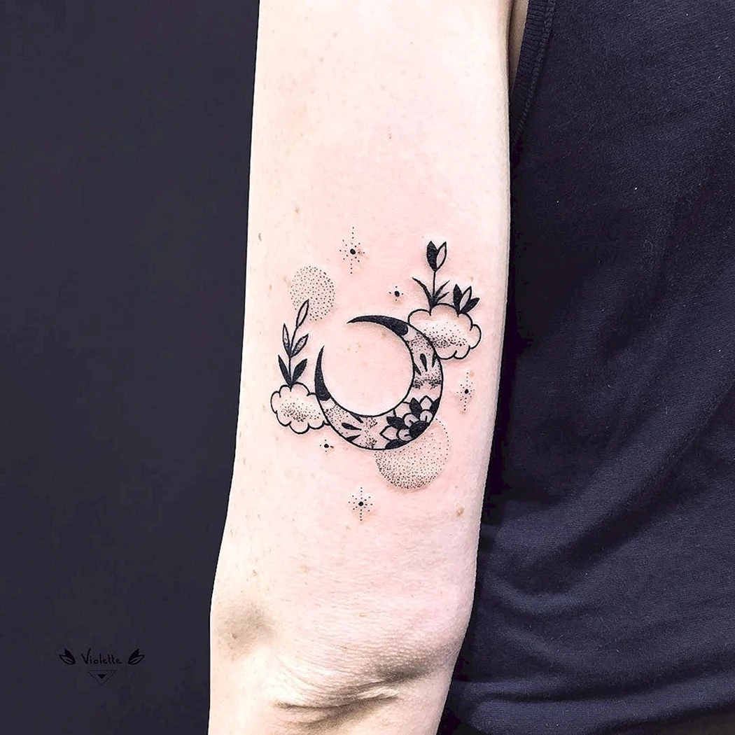 Тату месяц на руке
