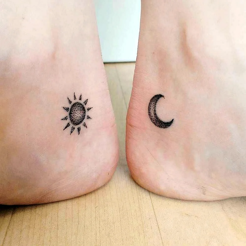 Маленькие тату месяц