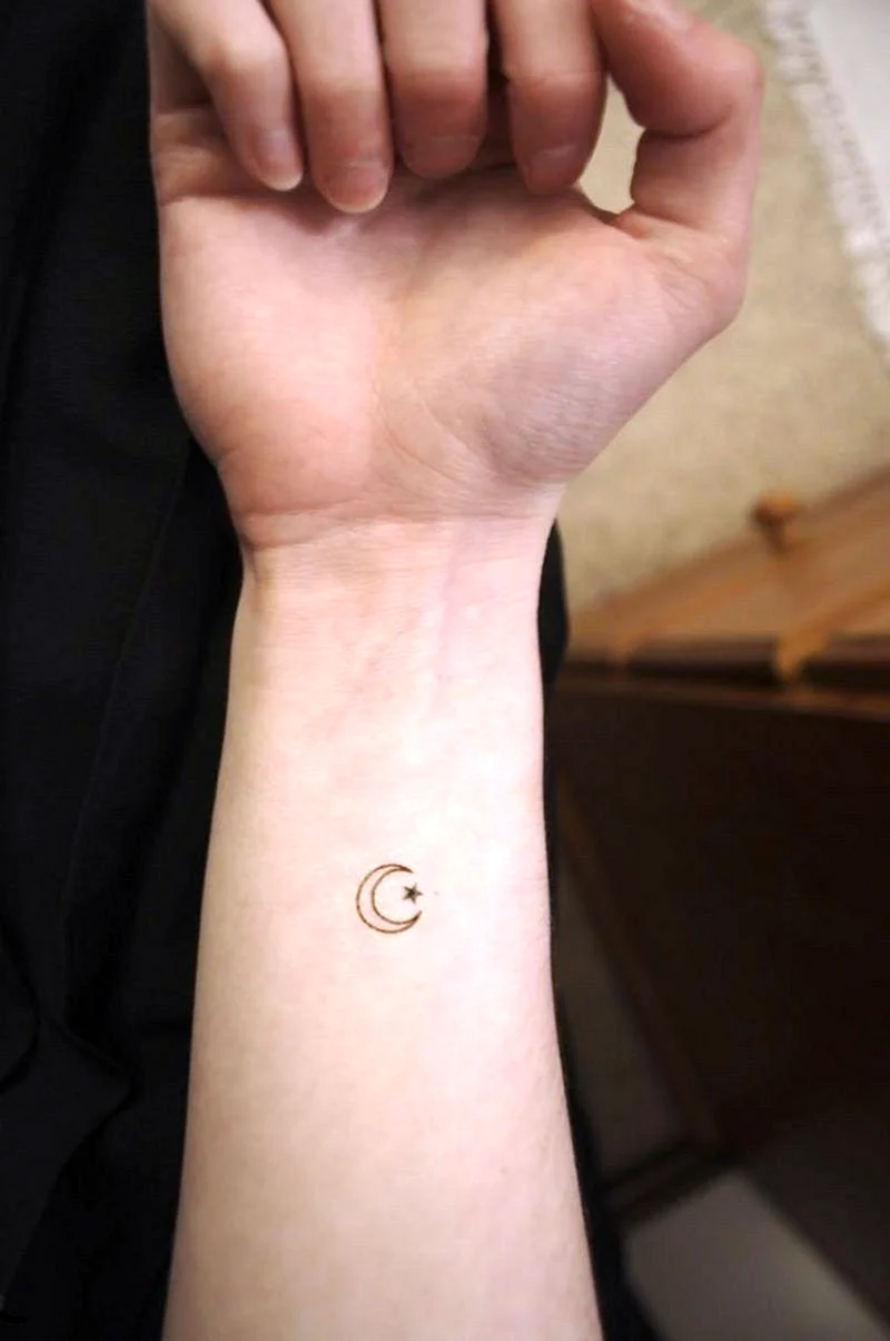 Тату Луна на запястье