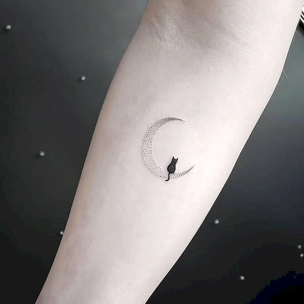 Тату месяц