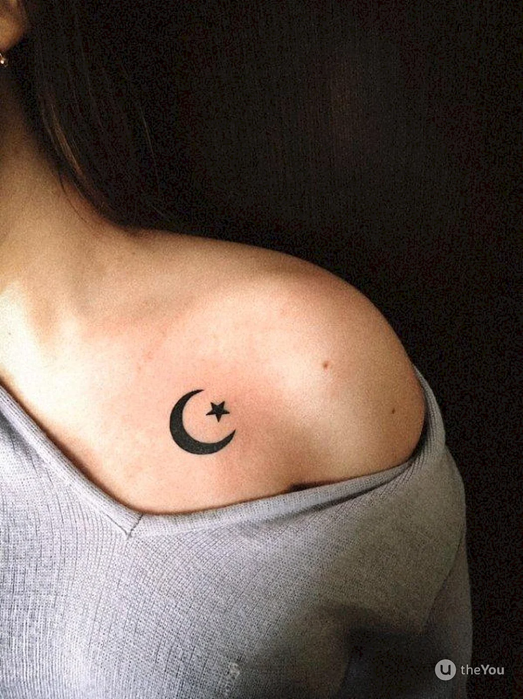 Тату на ключице для девушек полумесяц
