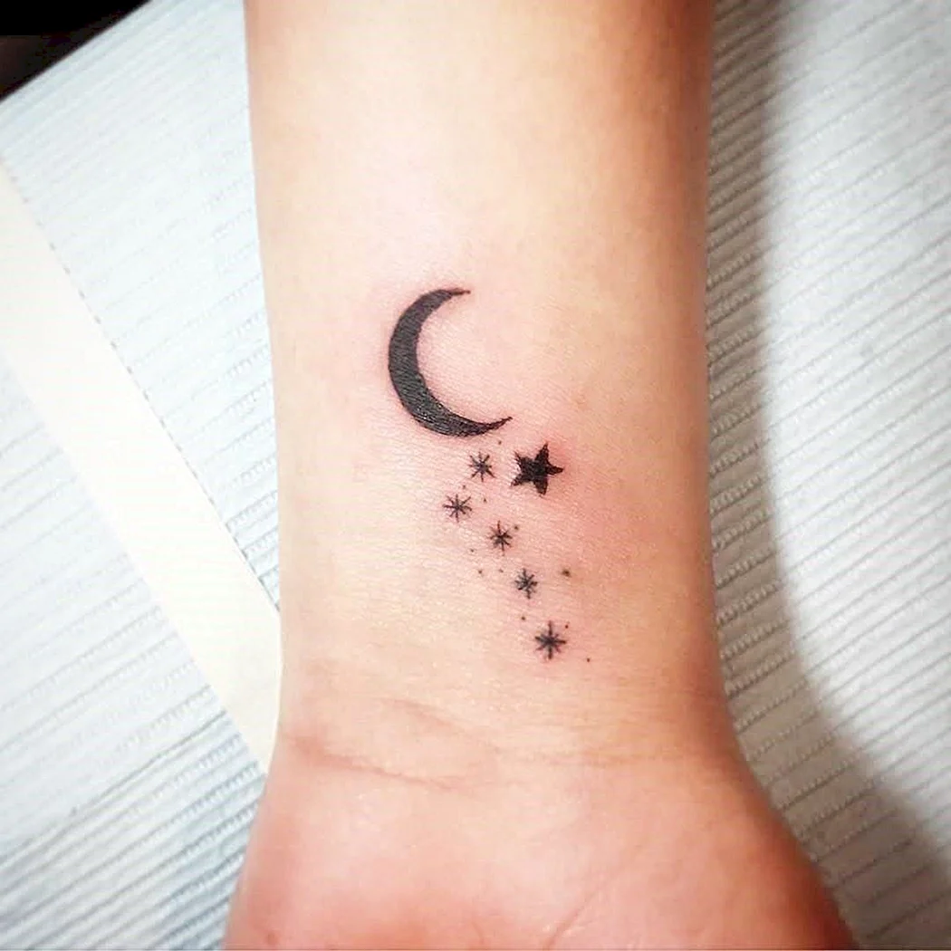 Маленькие тату месяц