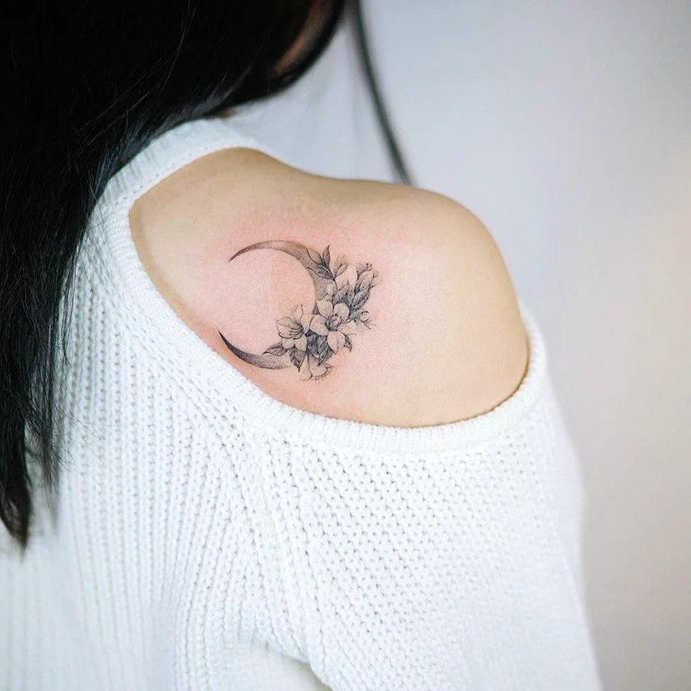 Тату Луна для девушек