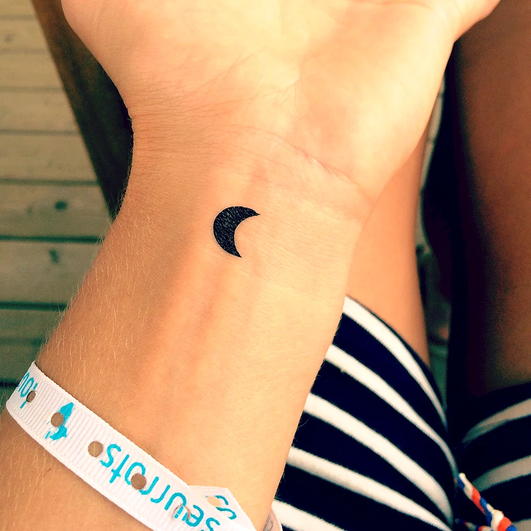 Маленькие тату месяц