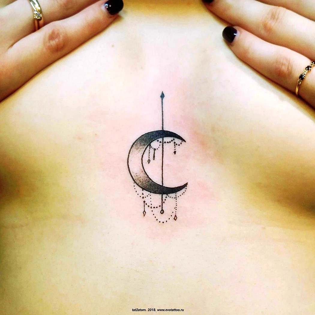 Тату месяц под грудью