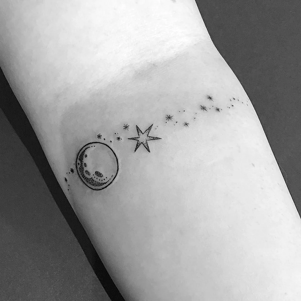 Тату Луна Минимализм