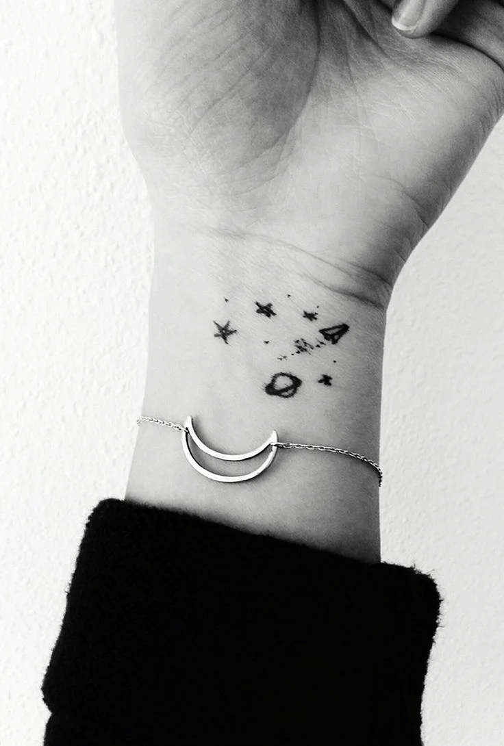 Маленькие тату для девушек космос