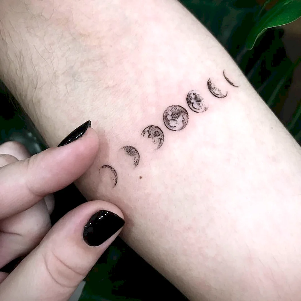 Тату Луна маленькая