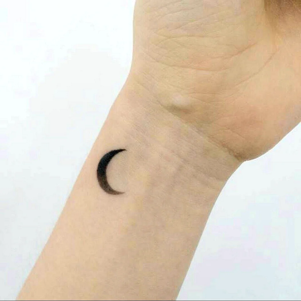 Тату месяц на руке
