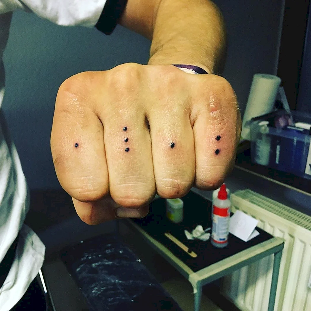 Татуировка один в четырех стенах