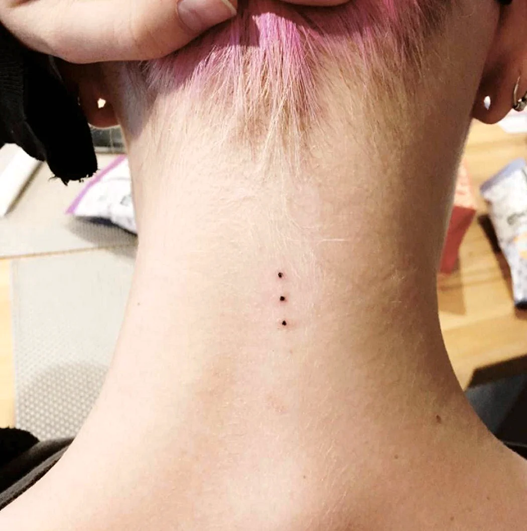 Тату точки на шее