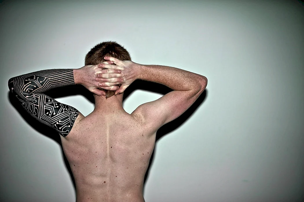 Блэкворк плечо