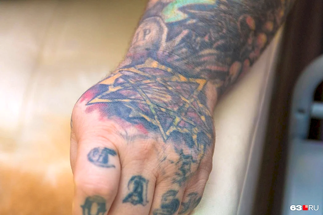 Татуировка один в четырех стенах