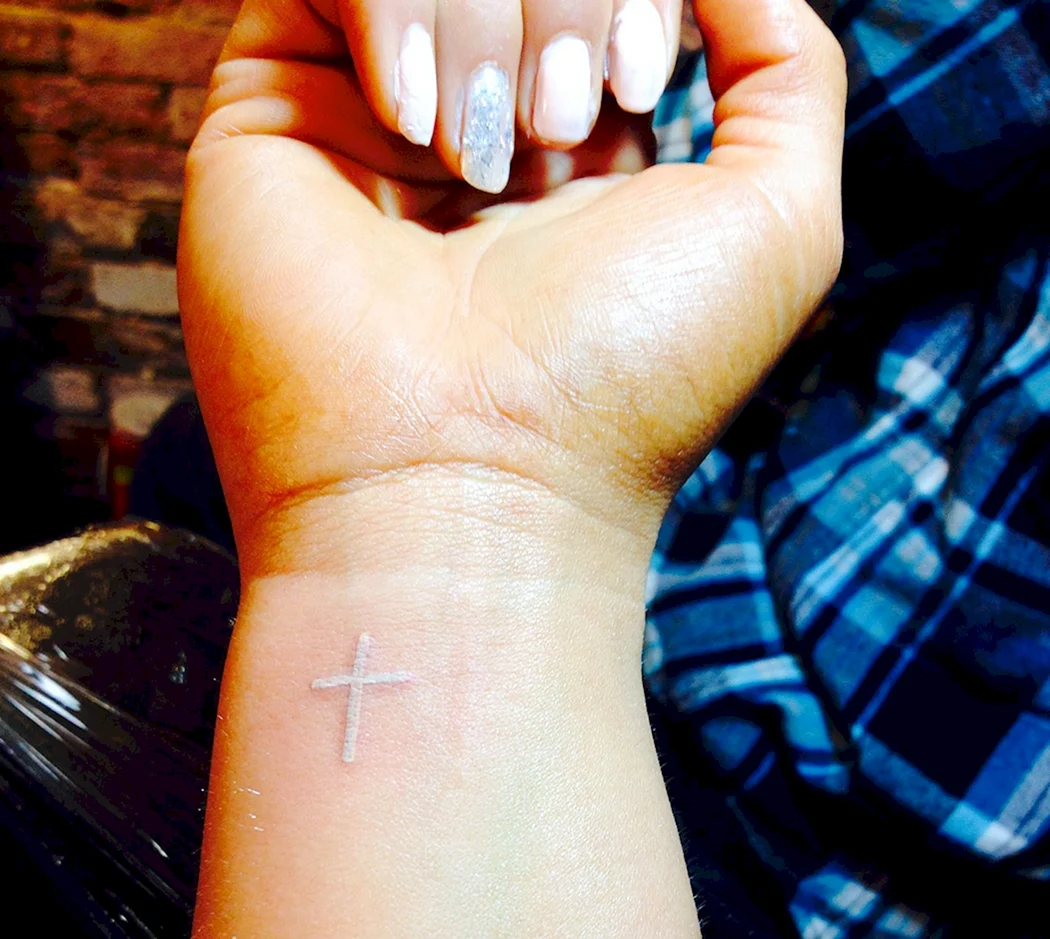 Тату крест на запястье
