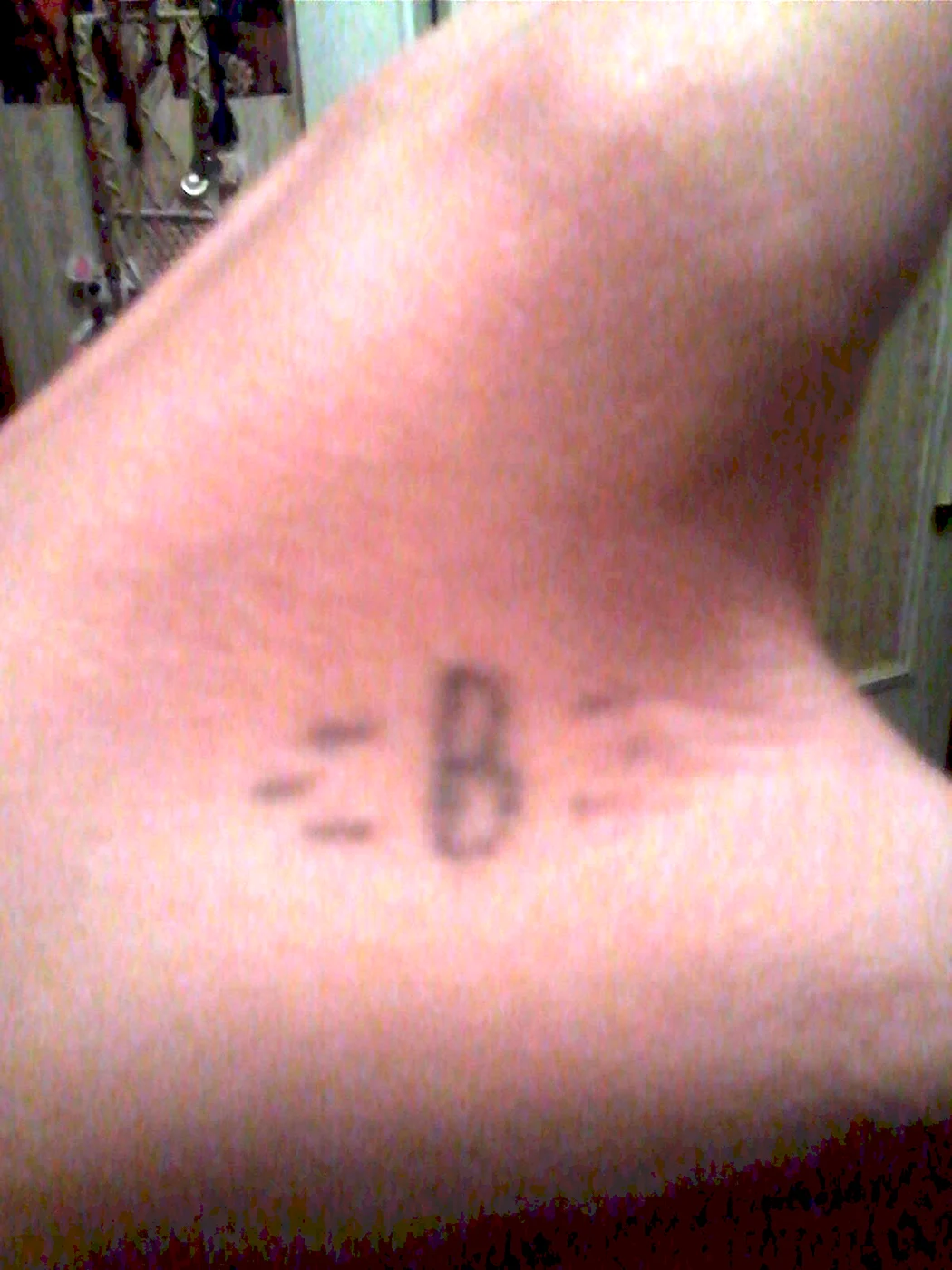 Наколка буква с лучами