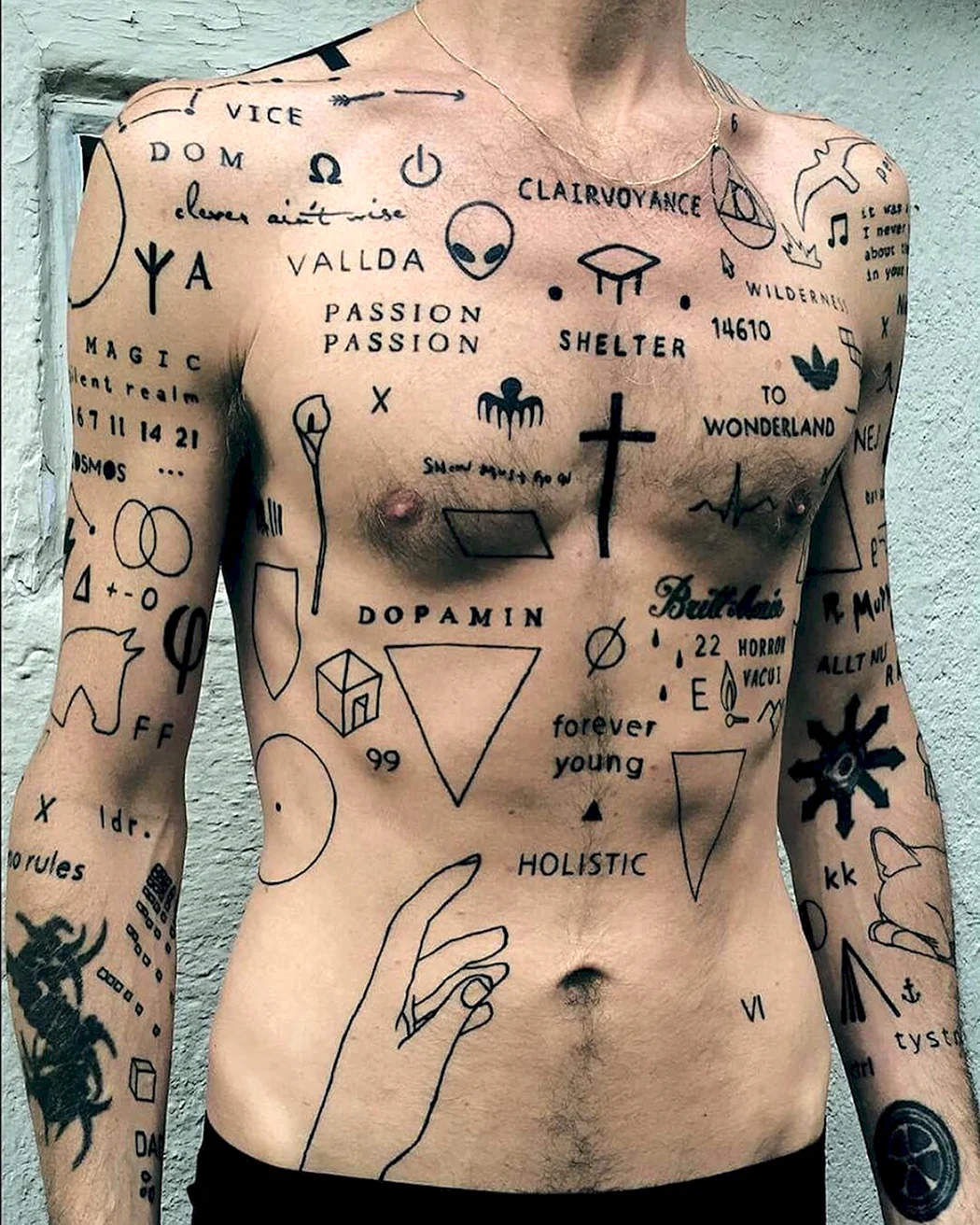 Много небольших тату на теле