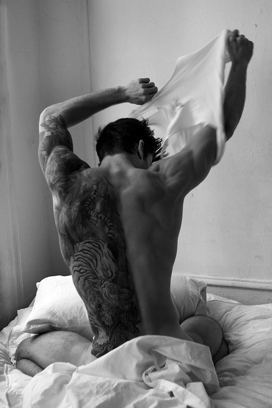 Мужская спина в постели