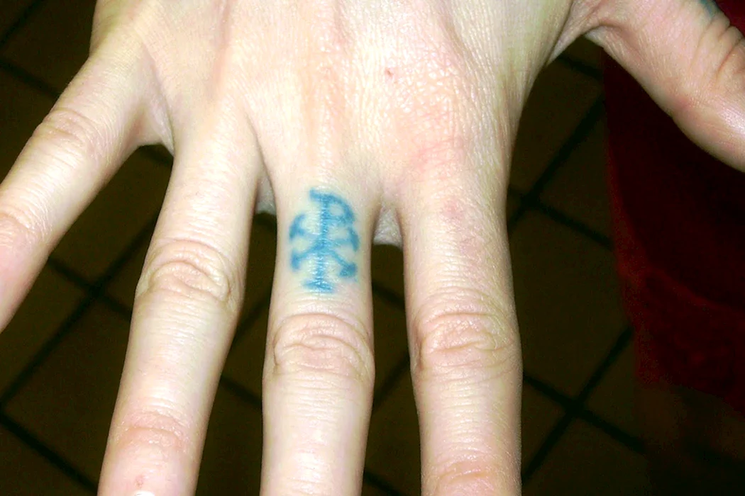 Татуировка на среднем пальце левой руки