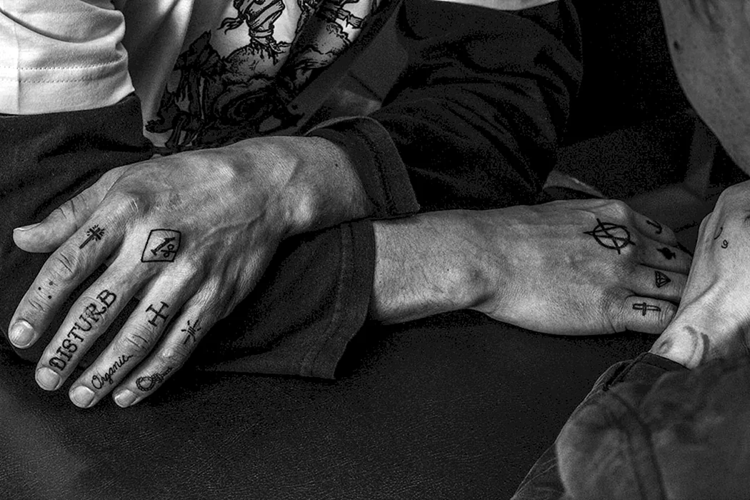 Тату один в четырех стенах фото