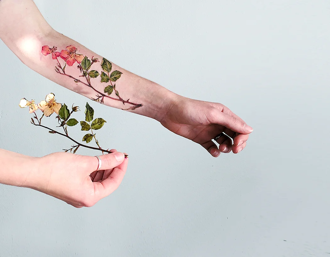 Тату рук на фоне цветов