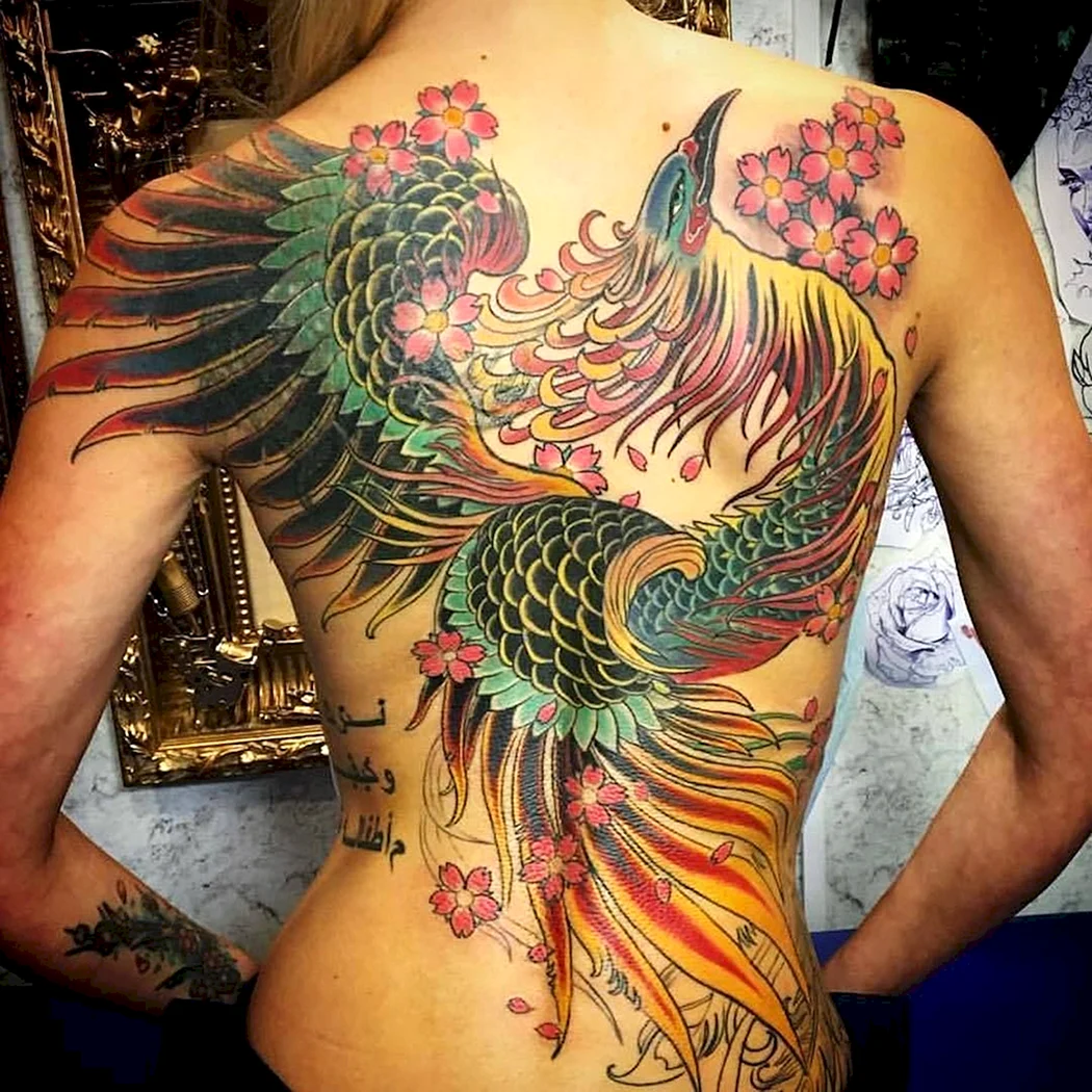 Тату Феникс на спине