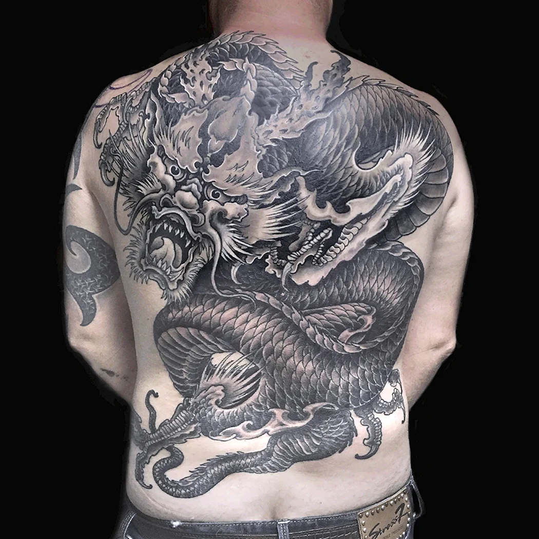 Тату дракон на спине у мужчин
