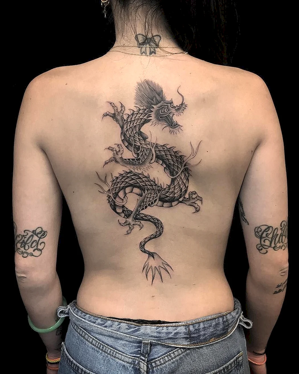 Тату дракон на спине
