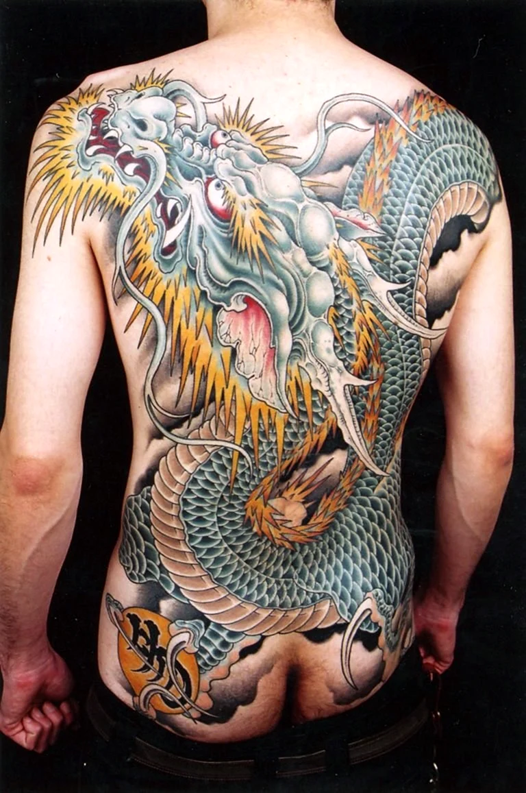 Тату дракон на спине