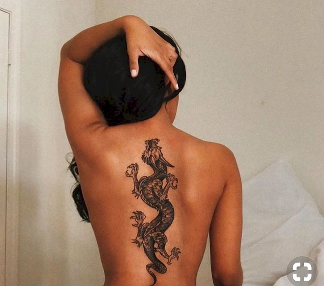 Дракон на спине у девушки