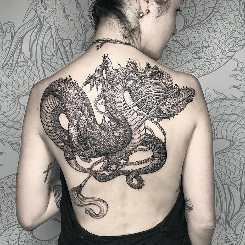 Тату дракон на спине у девушки