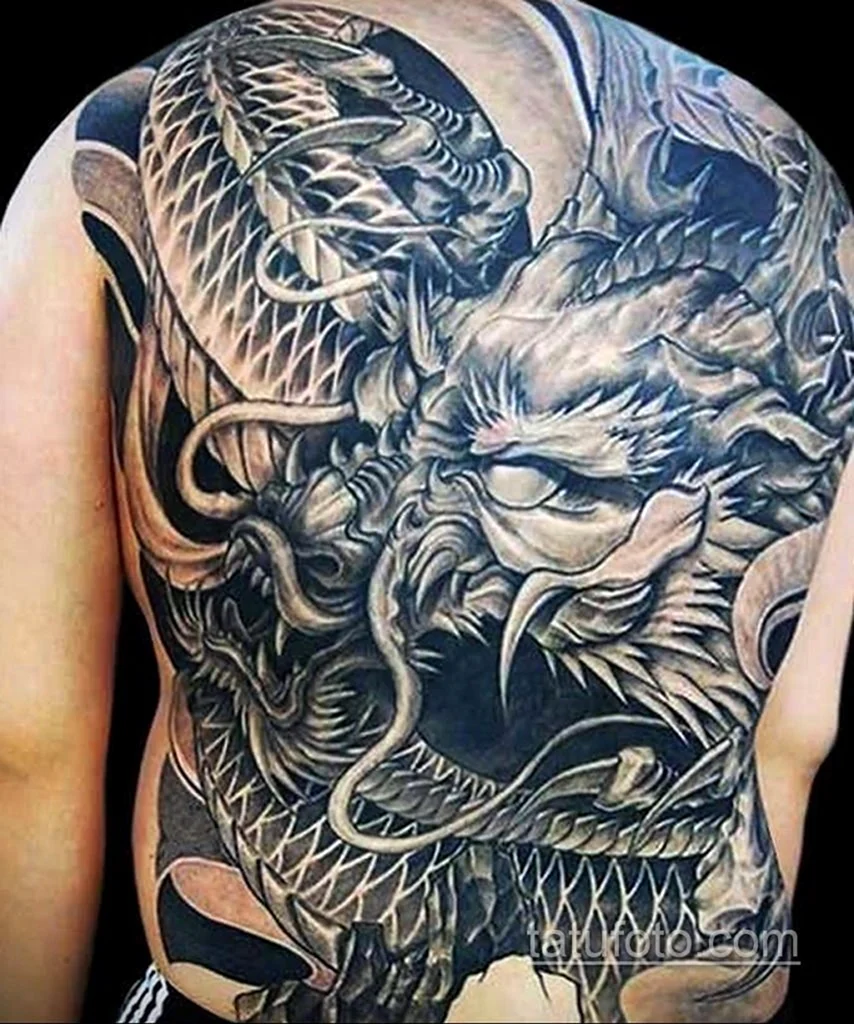 Тату дракон на спине