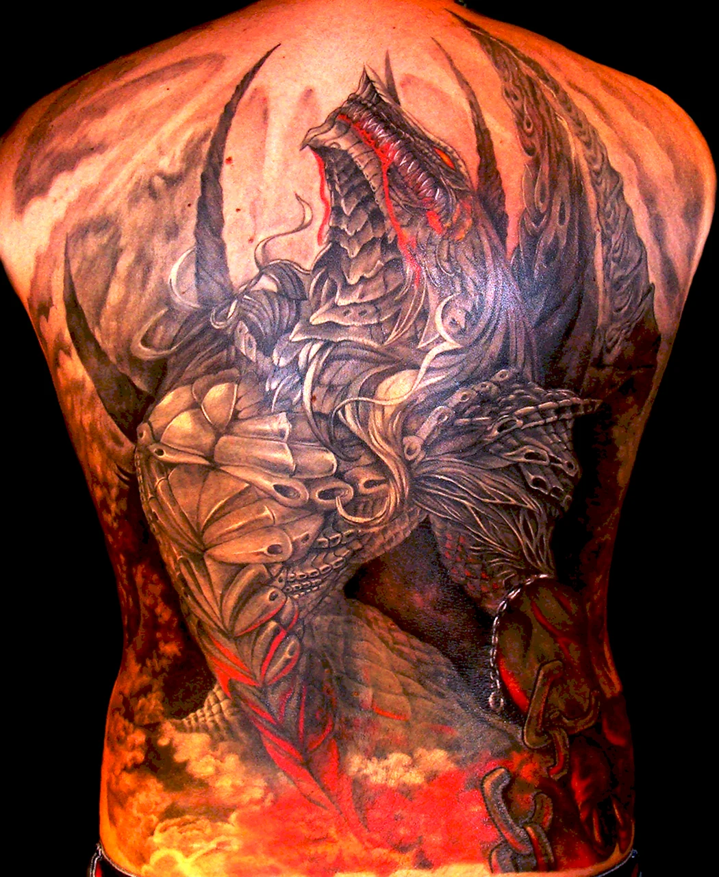 Тату дракон на боку у мужчин