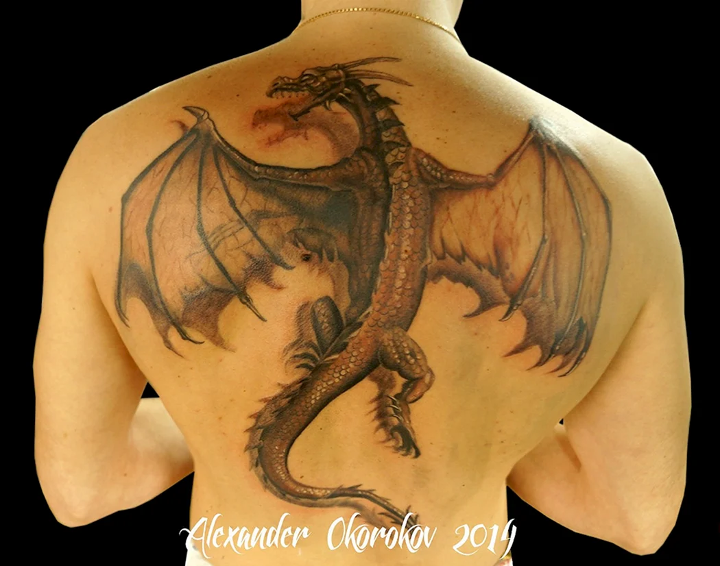 Тату дракон на спине