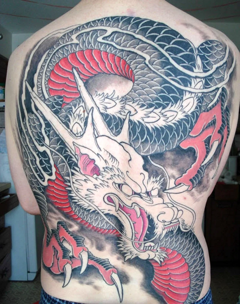 Тату дракон на спине