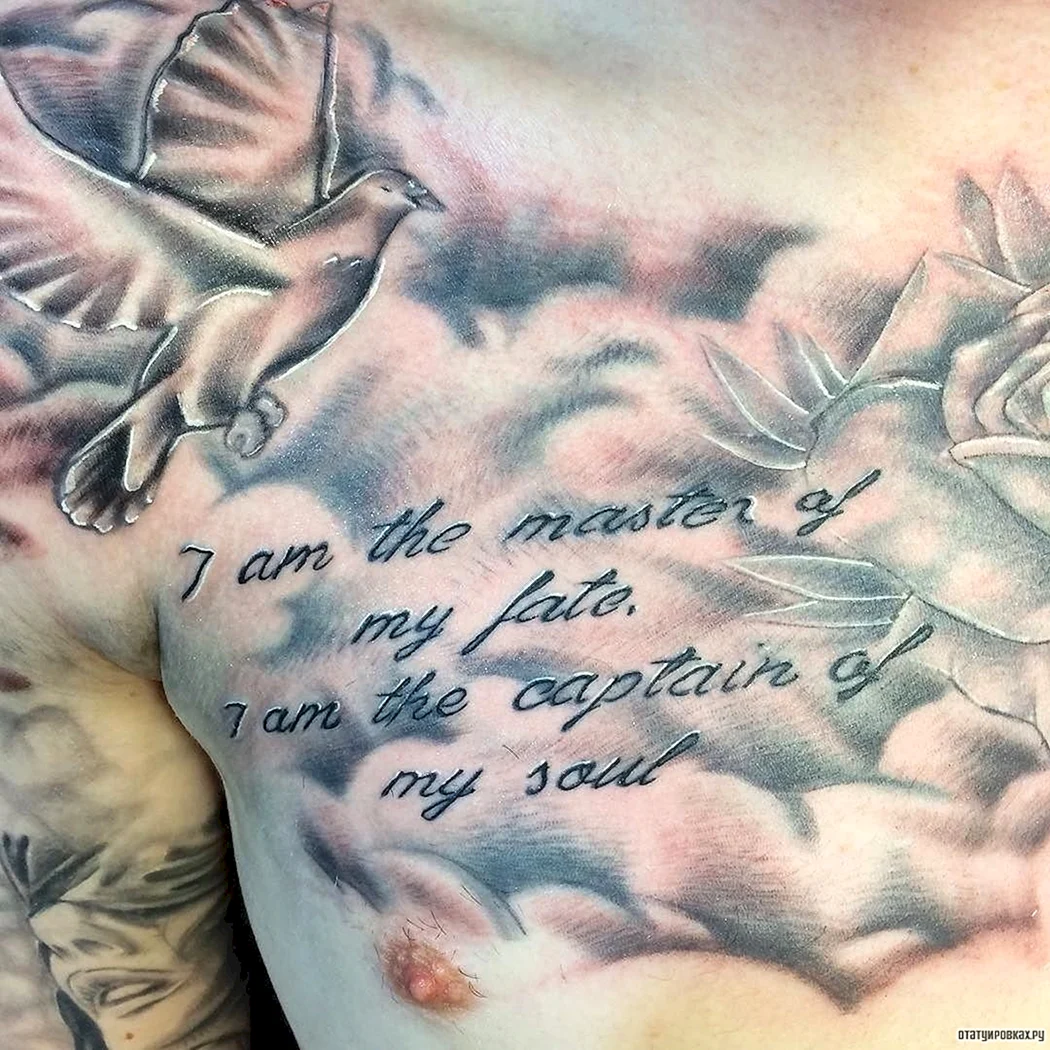 Тату голубь на груди