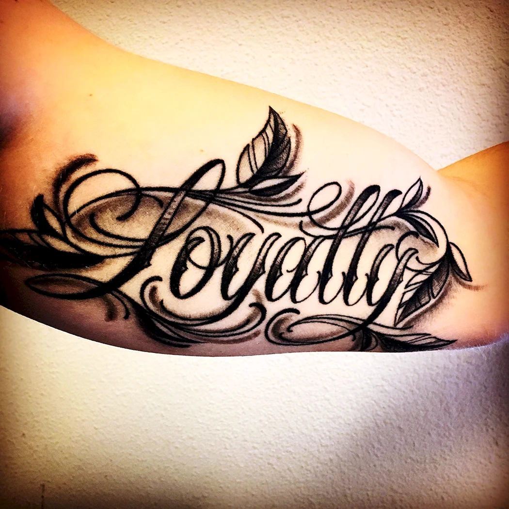 Тату надпись Family