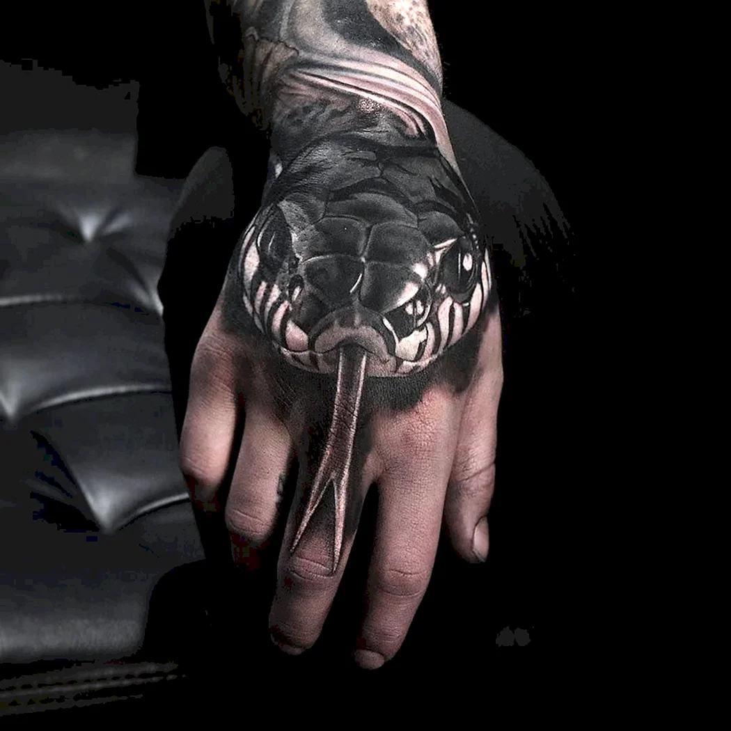 Змея на кисти