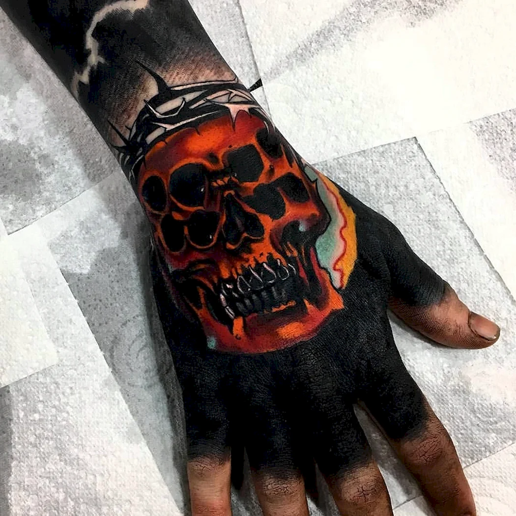 Тату на кисти черные