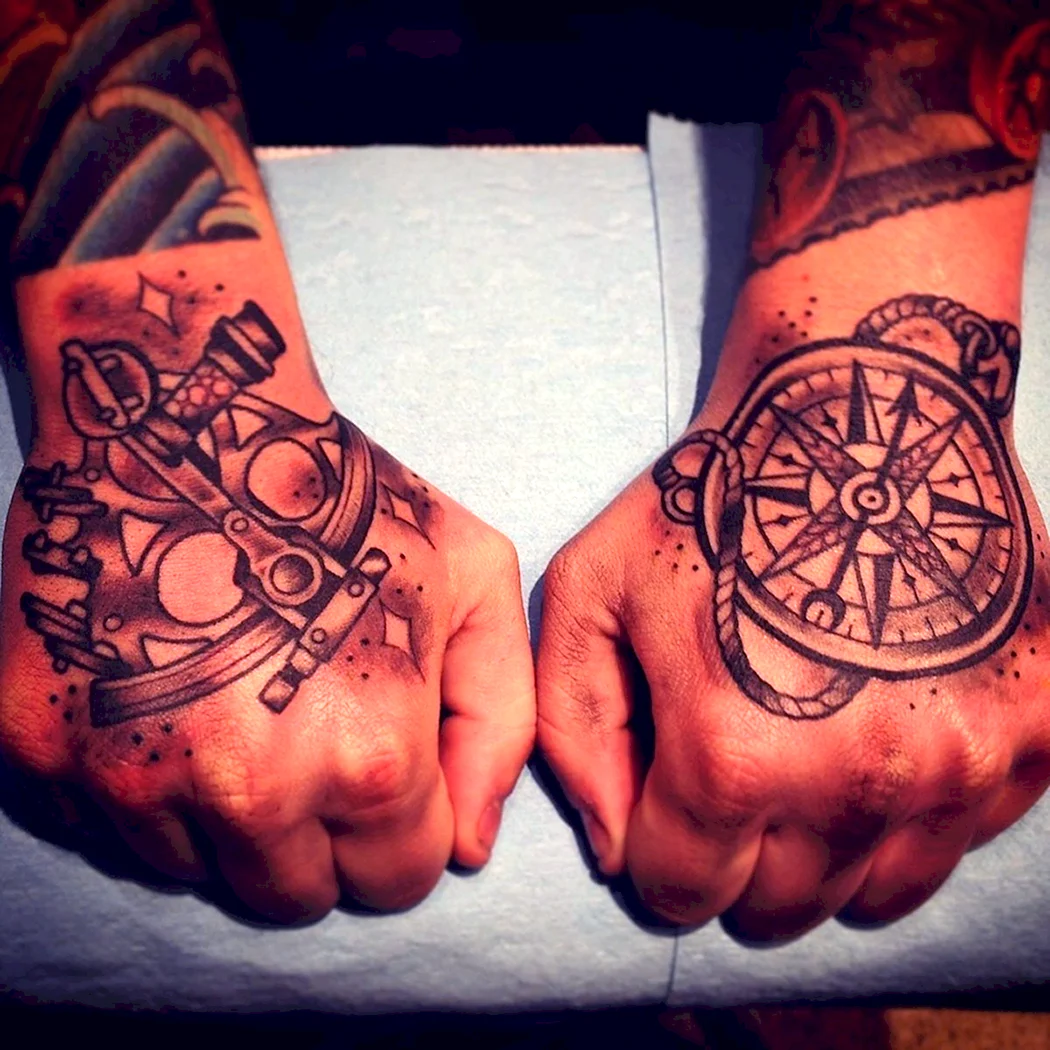 Тату на тыльной стороне ладони