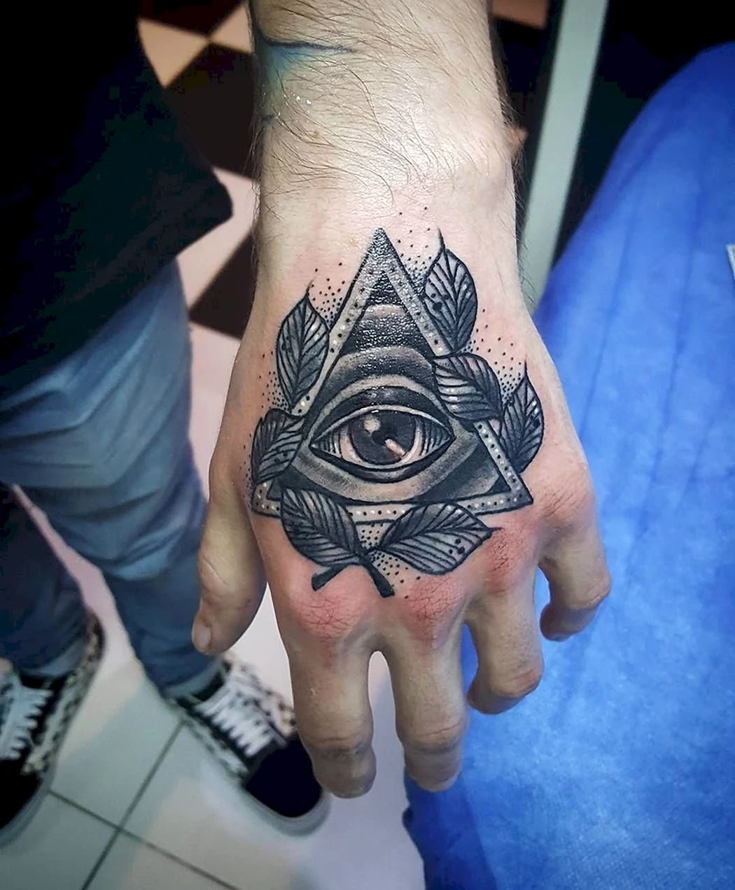 Пирамида око тату иллюминаты