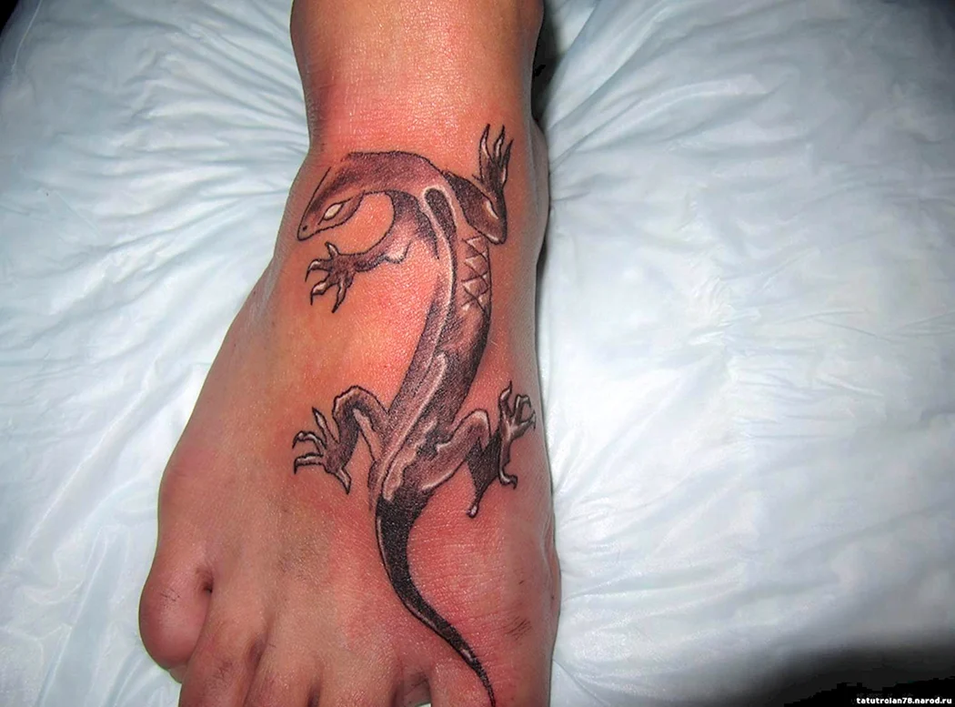 Тату на стопе для девушек ящерица