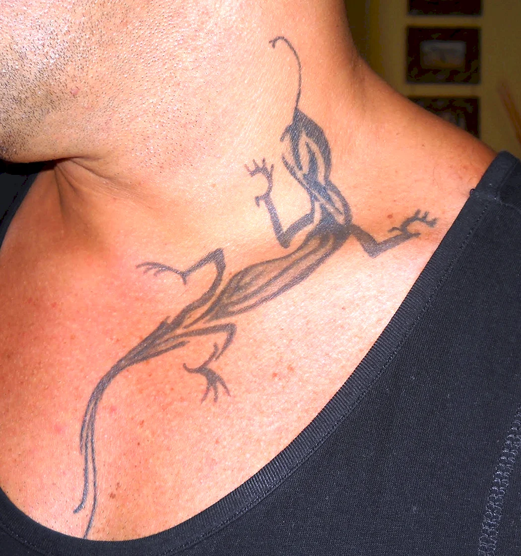 Тату ящерка на шее