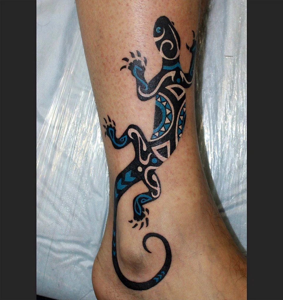 Тату ящерица на ноге