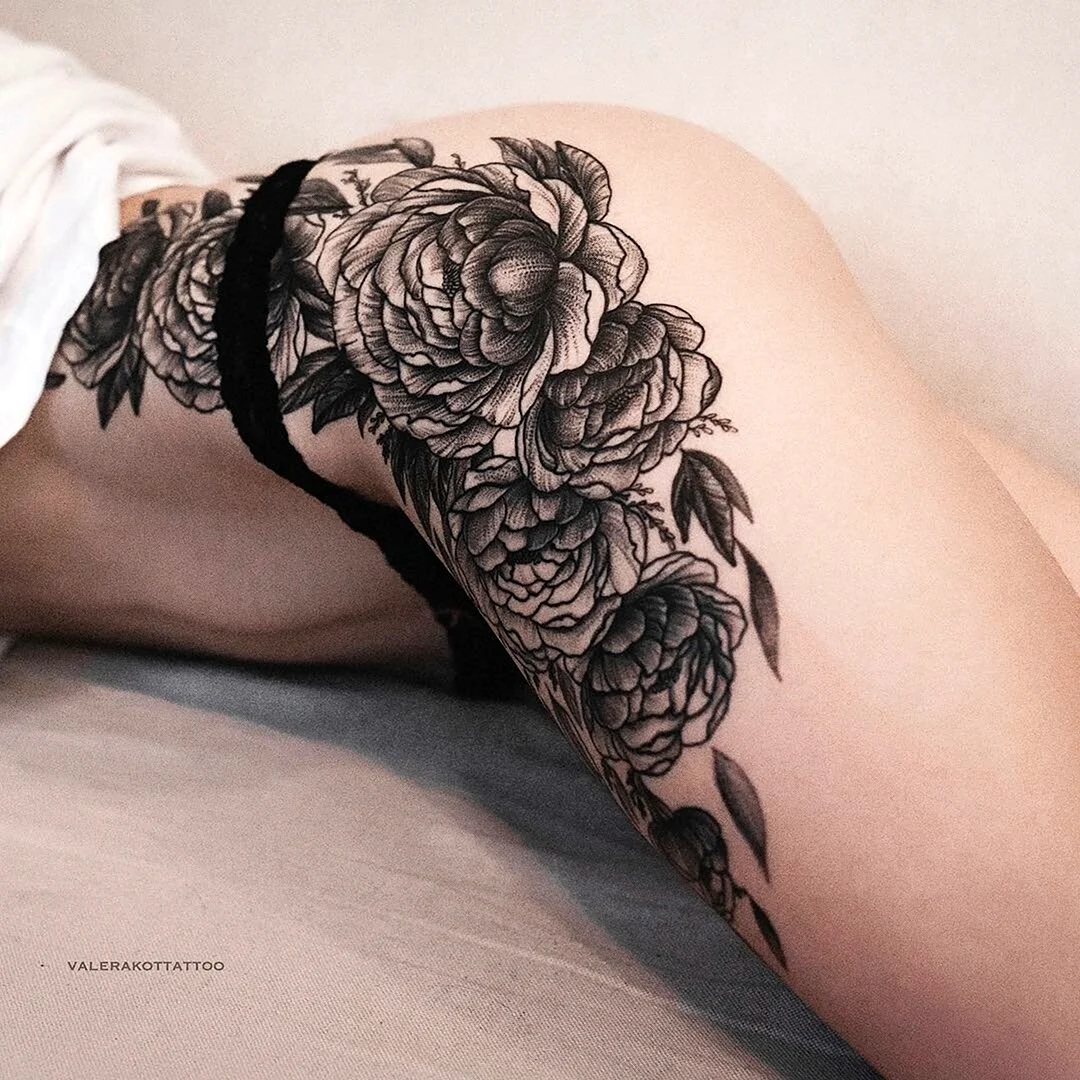 Тату на бедре