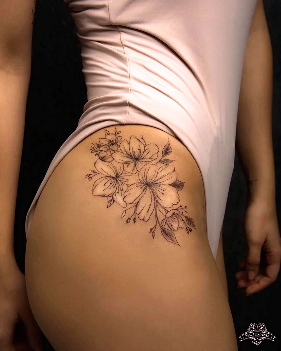 Тату на бедре