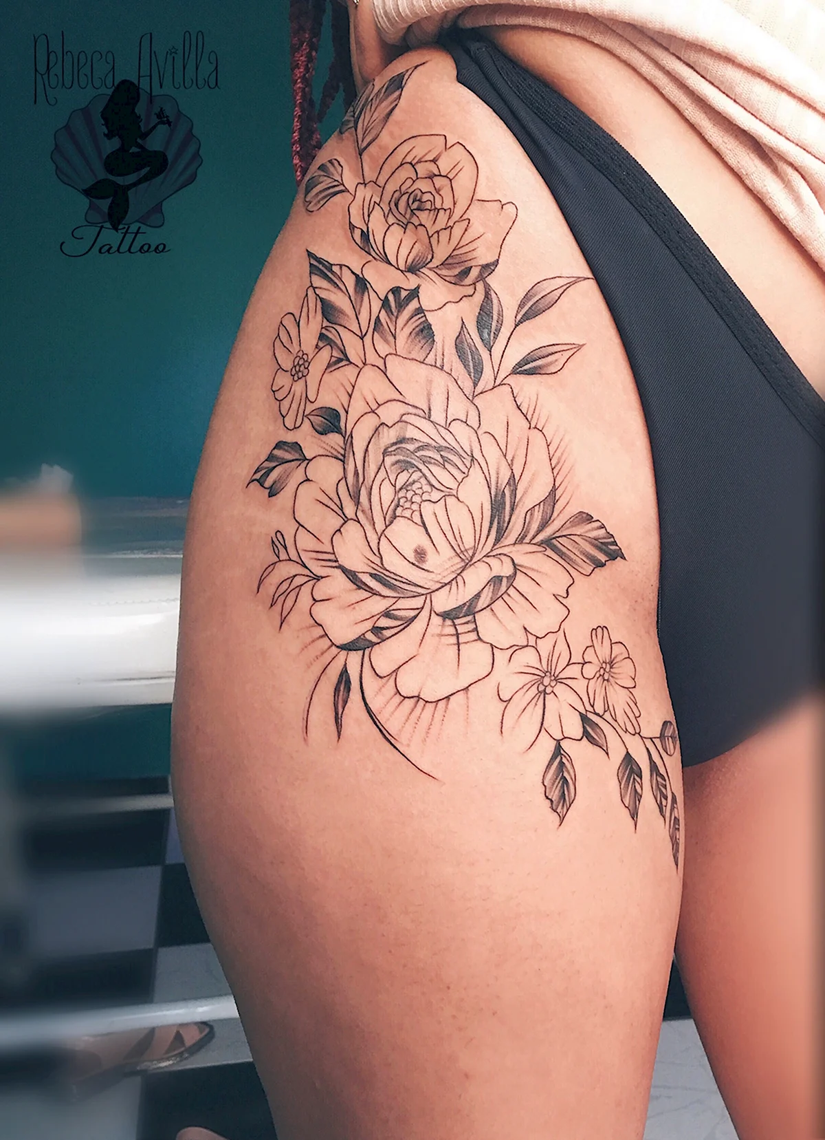 Тату на бедре