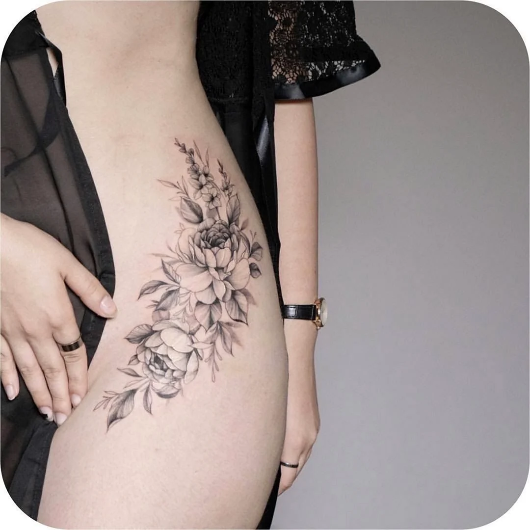 Тату цветы на бедре