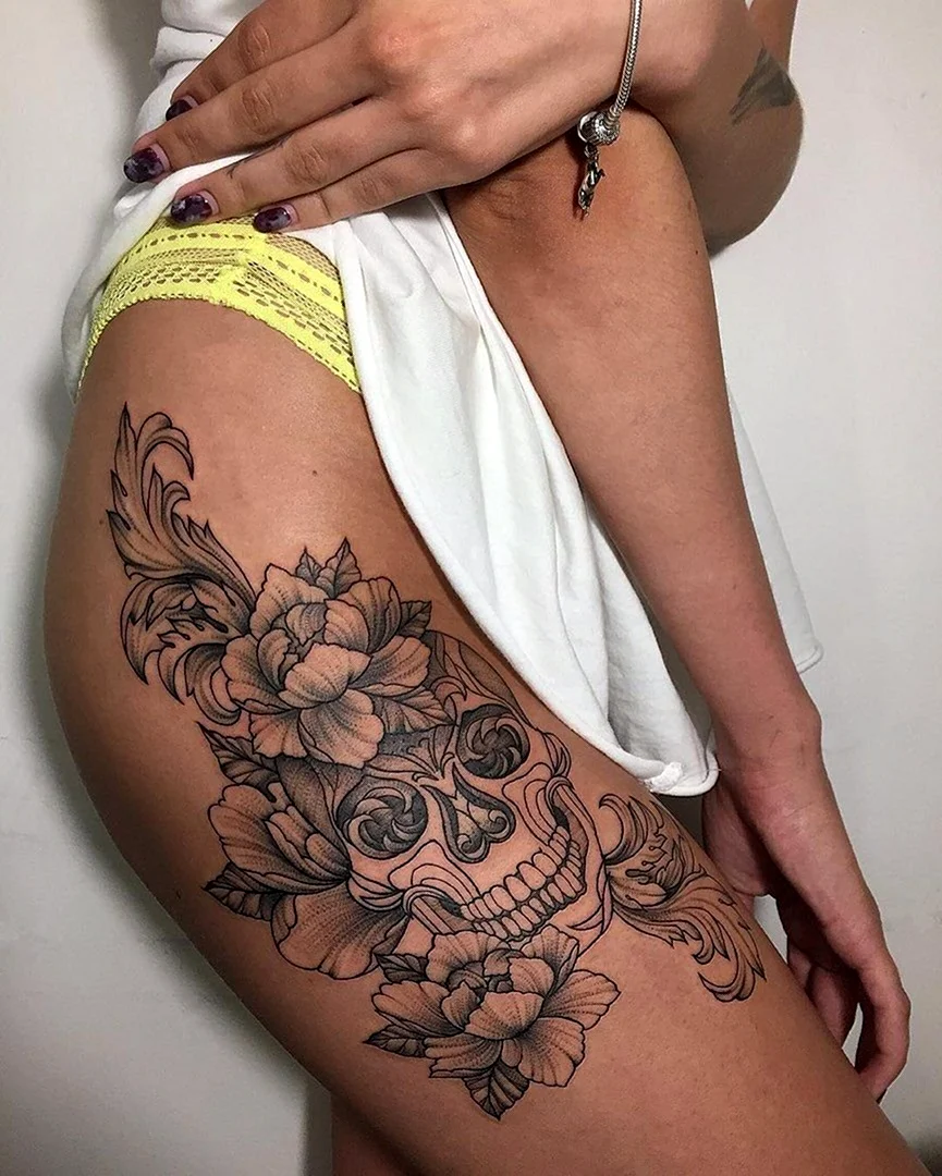 Тату на бедре женские