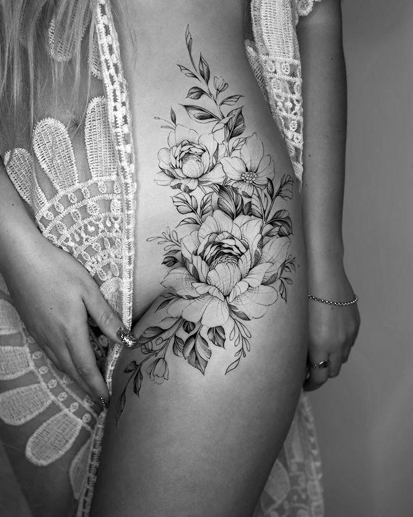 Нежное тату на бедре