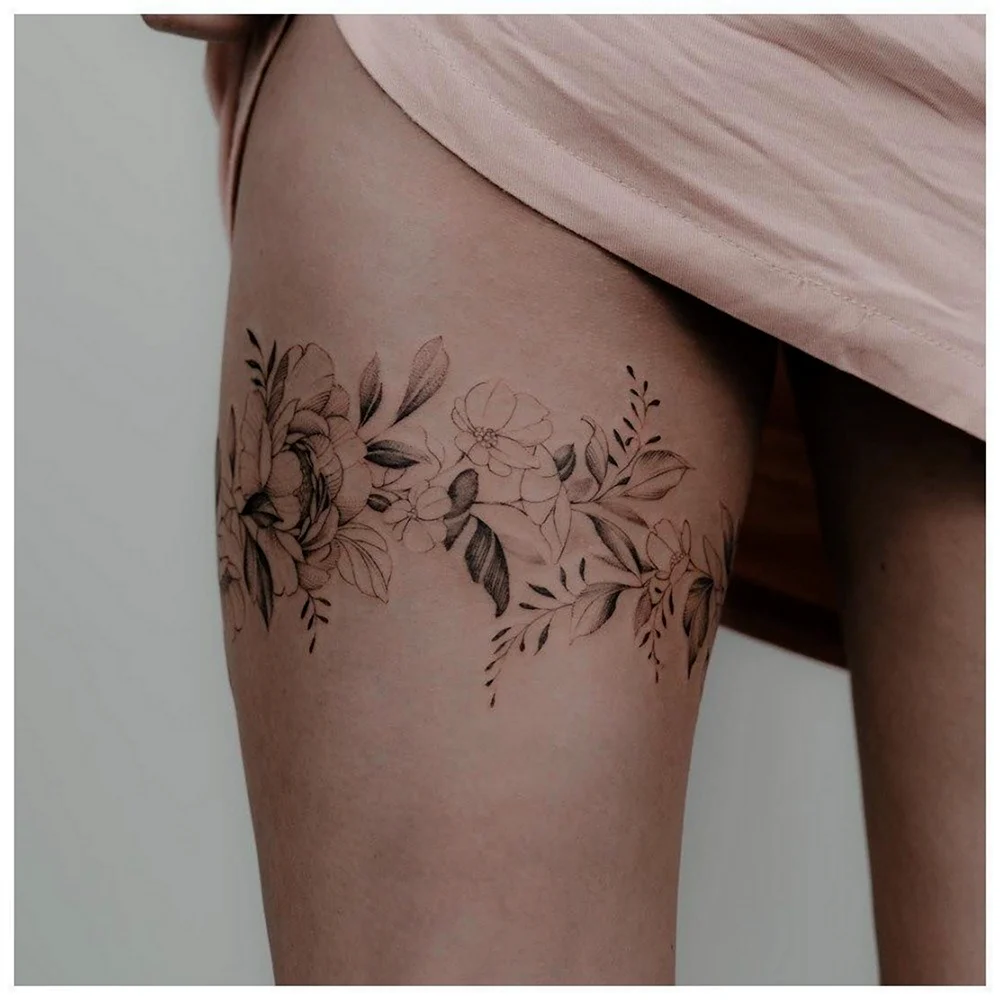 Тату на бедре